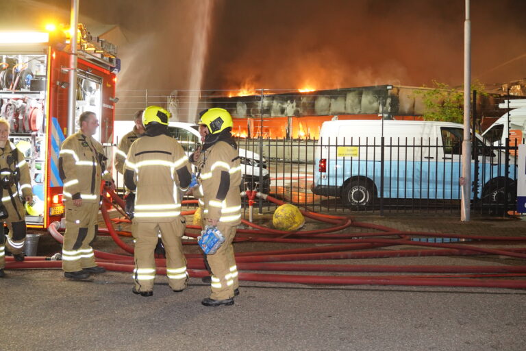 Zeer grote brand in bedrijfspand Christiaan Huygensstraat Numansdorp