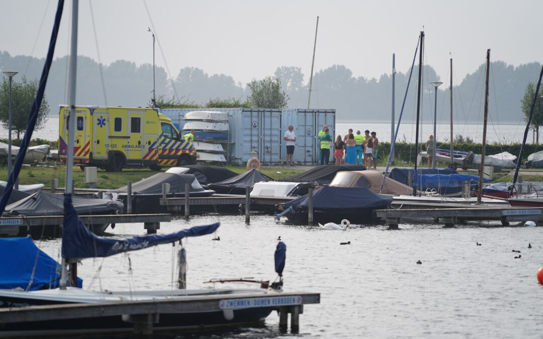 Opvarenden vallen van gehuurd bootje Zevenhuizerplas Rotterdam