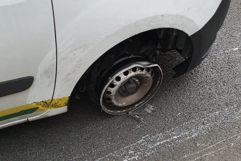 Automobilist drinkt 15 blikken bier en rijdt rond op auto met drie banden Spinozaweg Rotterdam