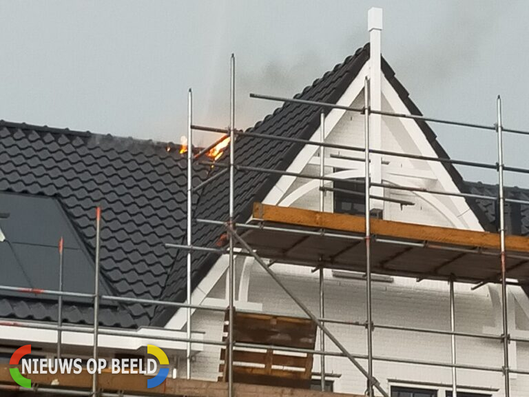 Uitslaande brand op dak na blikseminslag Architectenlaan Bergschenhoek