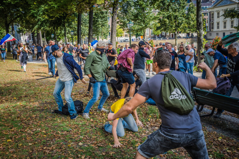 Celstraf en taakstraf voor eerste twee anti-corona-‘demonstranten’ bij supersnelrechter