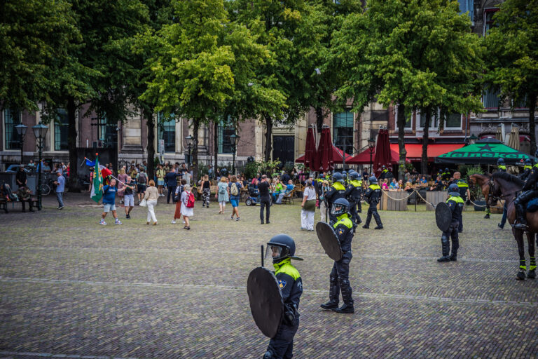 Demonstranten tegen corona-spoedwet raken slaags met de politie in Den Haag