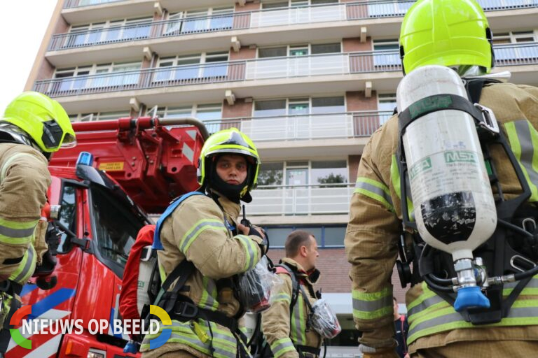 Rook uit meterkast van flatwoning Reviusrondeel Capelle aan den IJssel