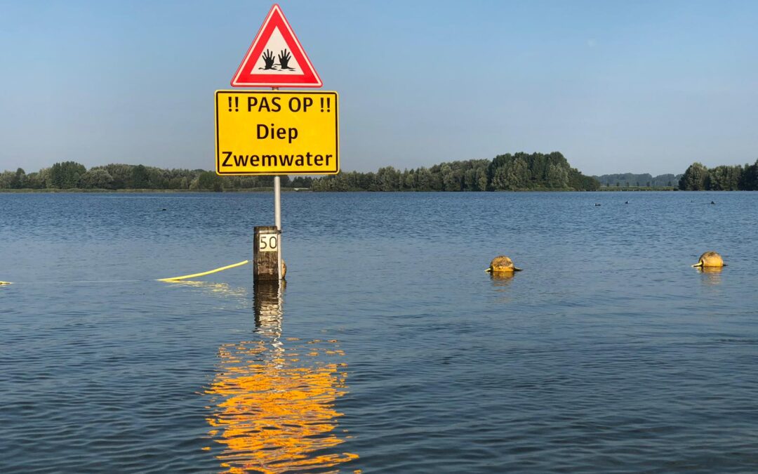 Extra waarschuwingsborden geplaatst op strand Nesselande Rotterdam