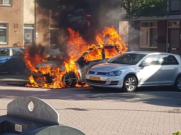 Geparkeerde auto in Gouderak verwoest door brand