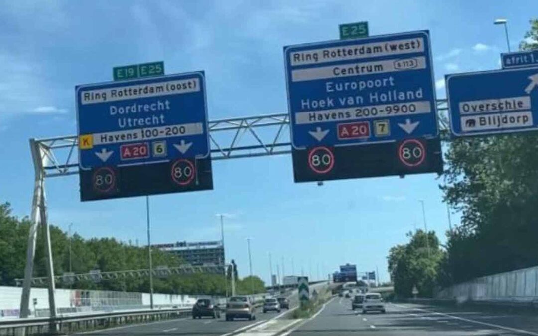 ANWB: Te veel informatie op Kleinpolderplein Rotterdam zorgt voor gevaarlijke situaties