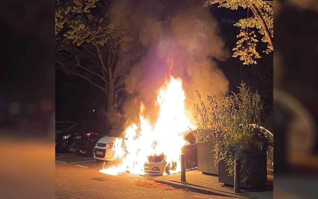 Twee auto’s op Essenburgsingel in Rotterdam verwoest na brandstichting