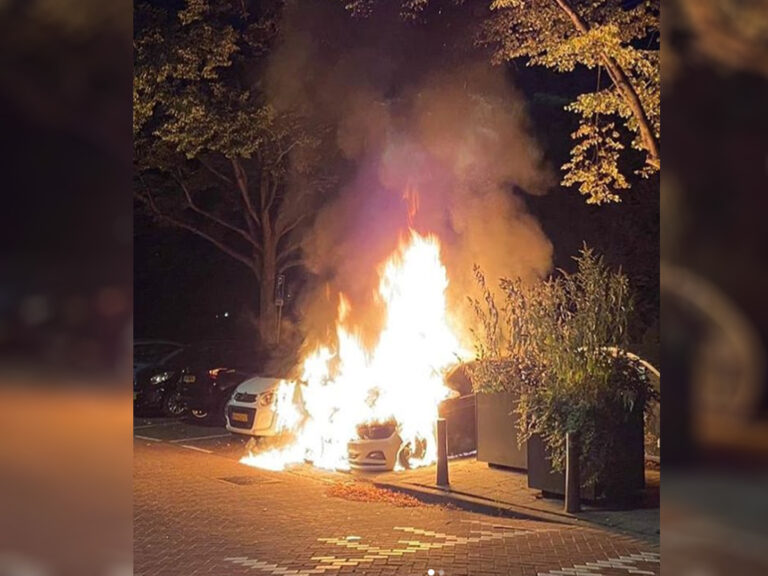 Twee auto’s op Essenburgsingel in Rotterdam verwoest na brandstichting