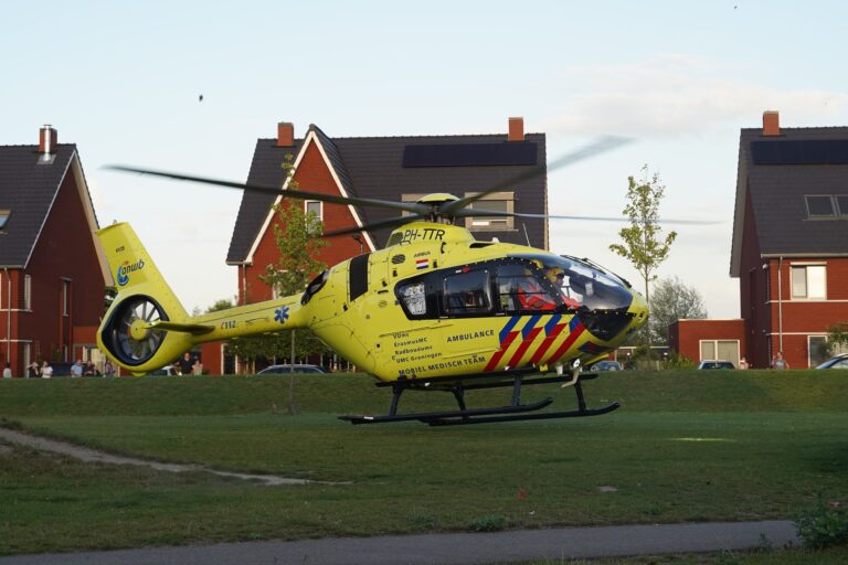 Traumahelikopter landt in speeltuintje Rotterdam Nesselande