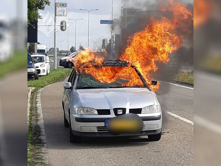 Auto vliegt tijdens rijden in brand in Hellevoetsluis