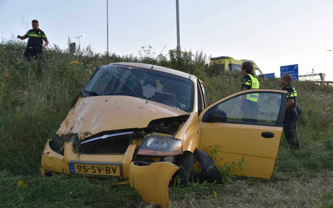 Man gewond na eenzijdig ongeval Rijksweg A15 Barendrecht