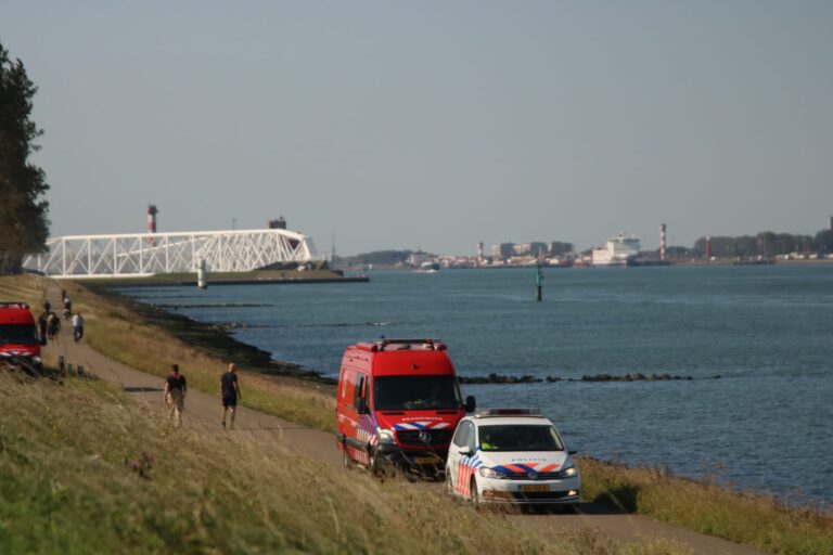 Massale inzet hulpdiensten na gevonden kinderfietsjes Nieuwe Waterweg Rozenburg