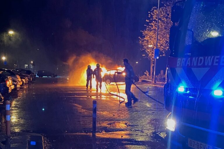 Auto in brand gestoken Putselaan Rotterdam