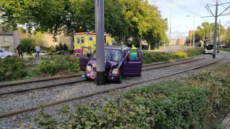 Kindjes naar het ziekenhuis na botsing met trampaal Reyerdijk Rotterdam