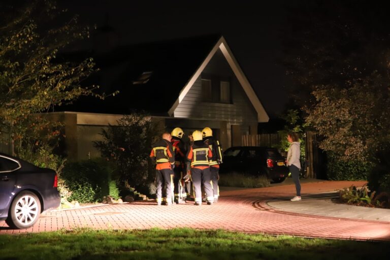 Brandweer controleert melding brandlucht Orchislaan Reeuwijk