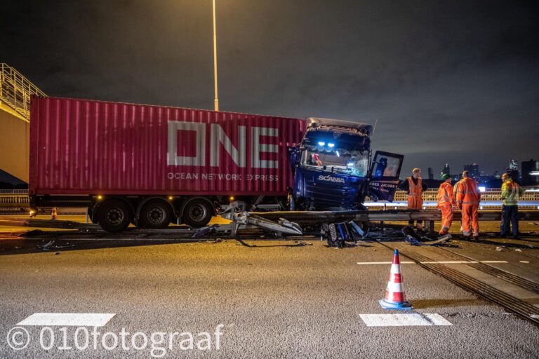 A16 richting Rotterdam dicht nadat vrachtwagen op pijlwagen klapt