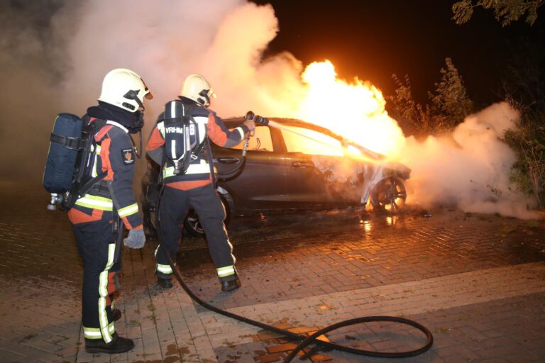 Auto in brand Bredeweg Haastrecht