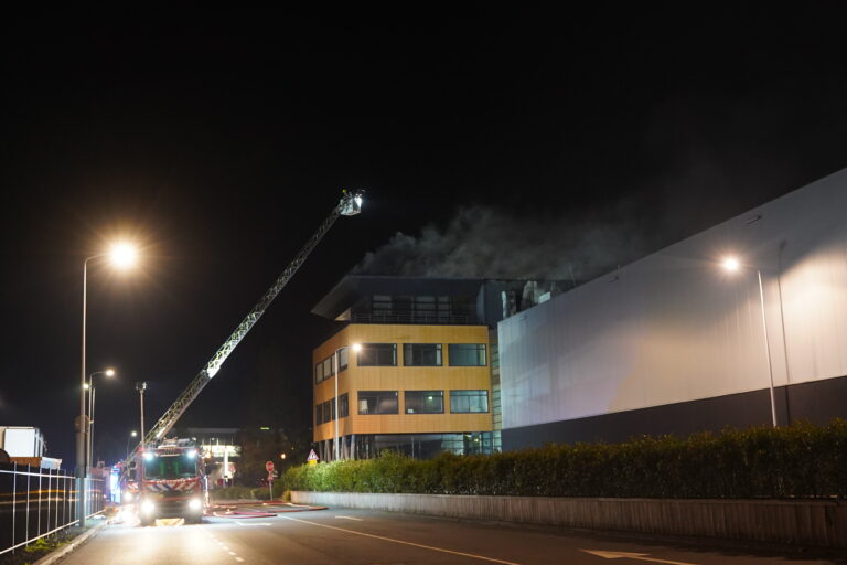 Felle brand op dak van Olympic Fruit Handelscentrum ZHZ Barendrecht