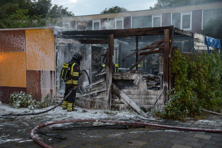 Flinke brand verwoest schuur Curcumastraat Hoogvliet