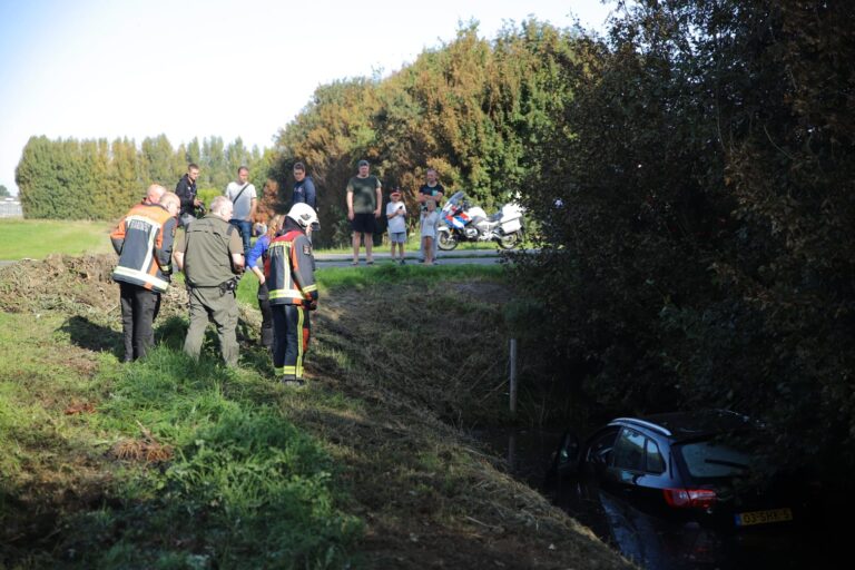 Auto te water van Oudheusdenweg Zevenhuizen