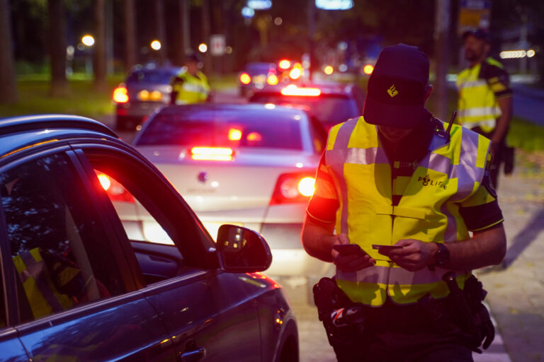 Politie zet Rotterdam Ommoord op slot