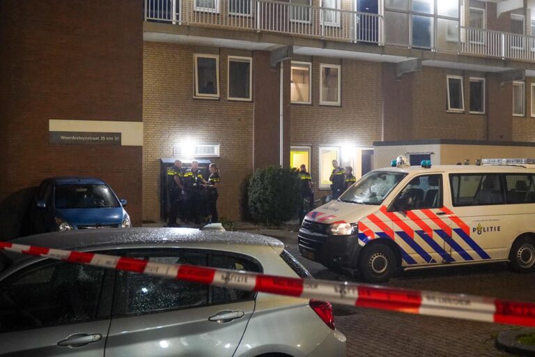 Vrouw gewond bij steekpartij op Weerdesteynstraat in Rotterdam, twee verdachten aangehouden