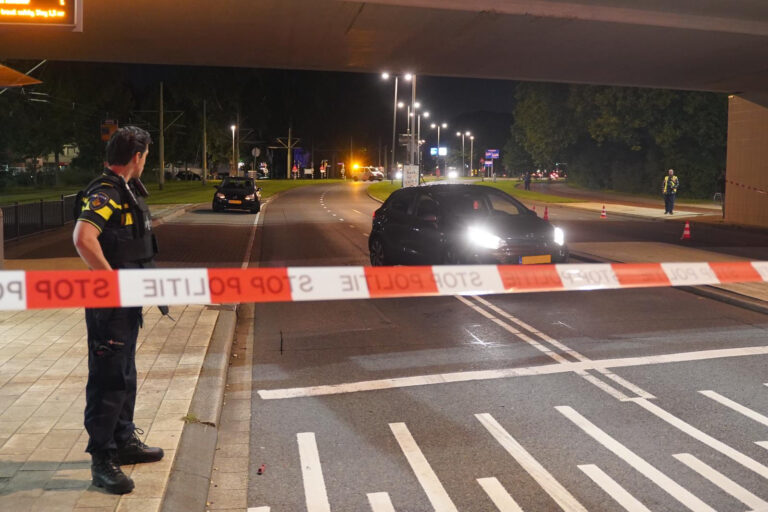 Auto meermaals beschoten op Melanchtonweg in Rotterdam; 24-jarige Rotterdamse gewond