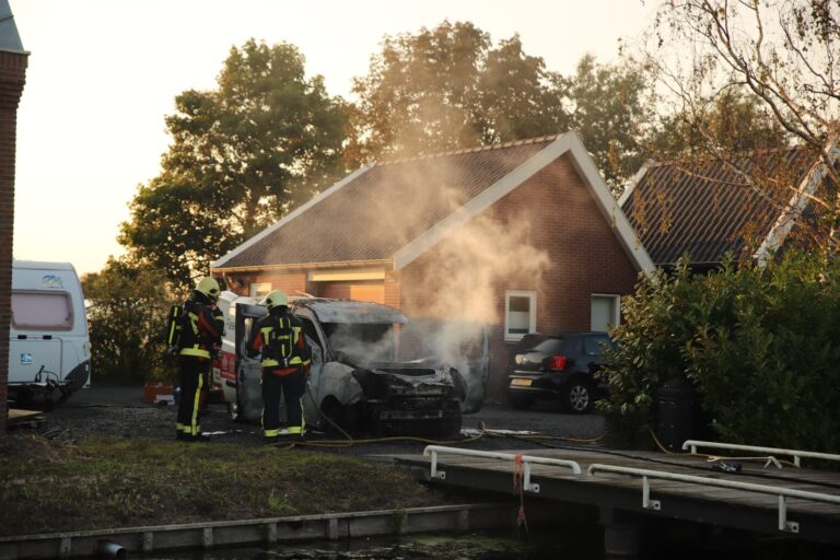 Bedrijfsbus verwoest door brand in Boskoop
