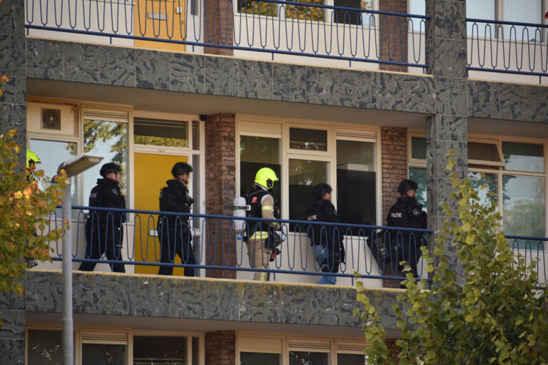 Persoon aangehouden door arrestatieteam Achillestraat Rotterdam