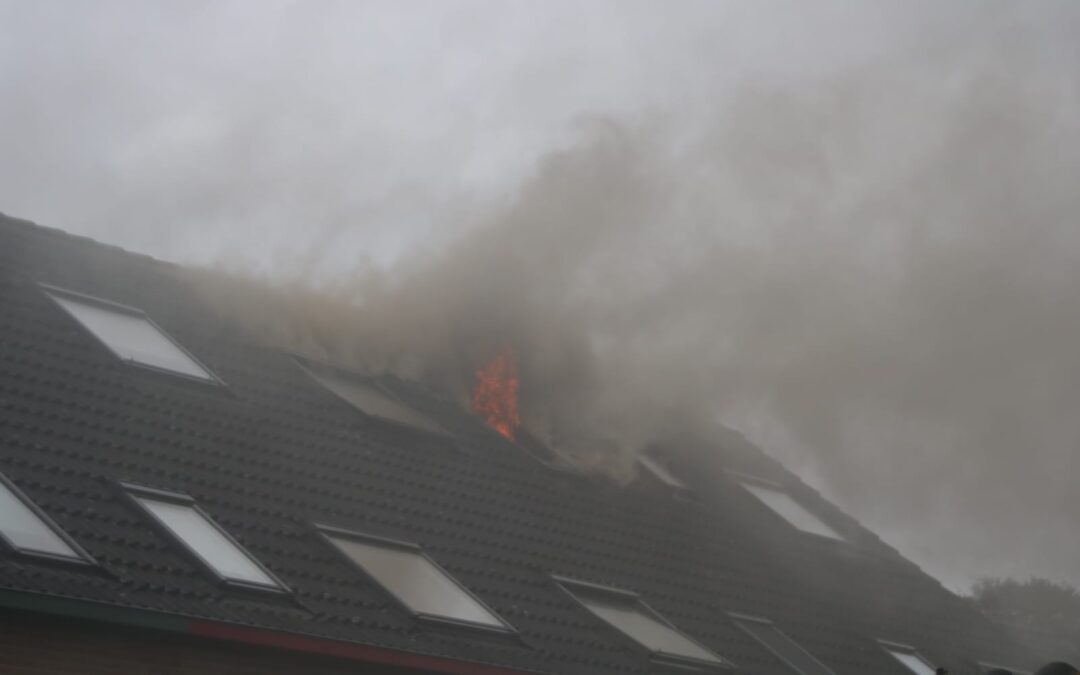 Uitslaande zolderbrand op Molendijk in Zuidland veroorzaakt door droger