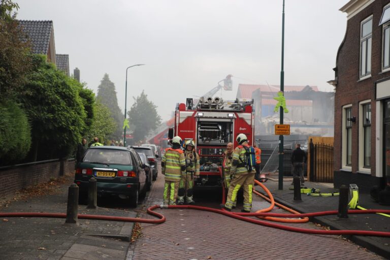 Grote brand in pand aan Leidsestraatweg in Woerden