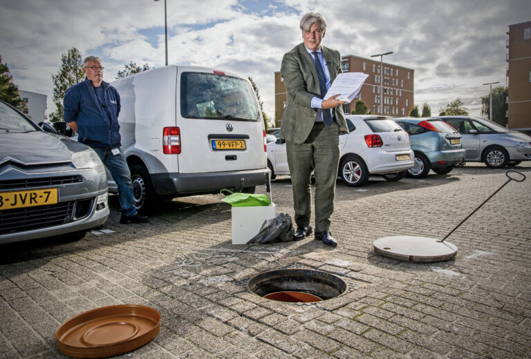 Burgemeester Oskam van Capelle aan den IJssel onthult tijdcapsule uit 2000