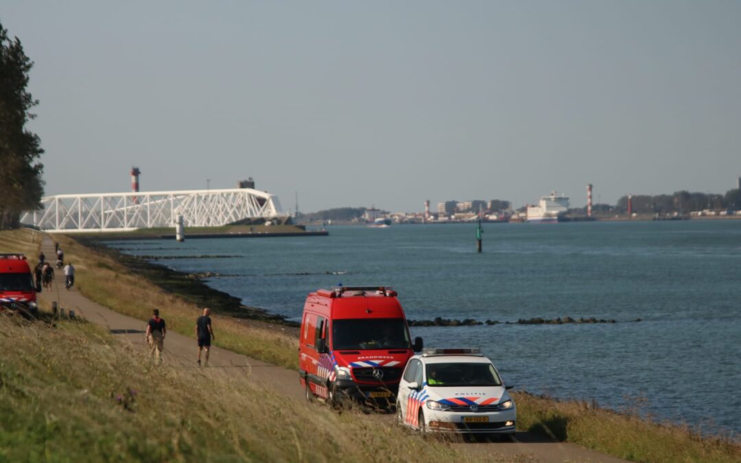 Massale inzet hulpdiensten na gevonden kinderfietsjes Nieuwe Waterweg Rozenburg