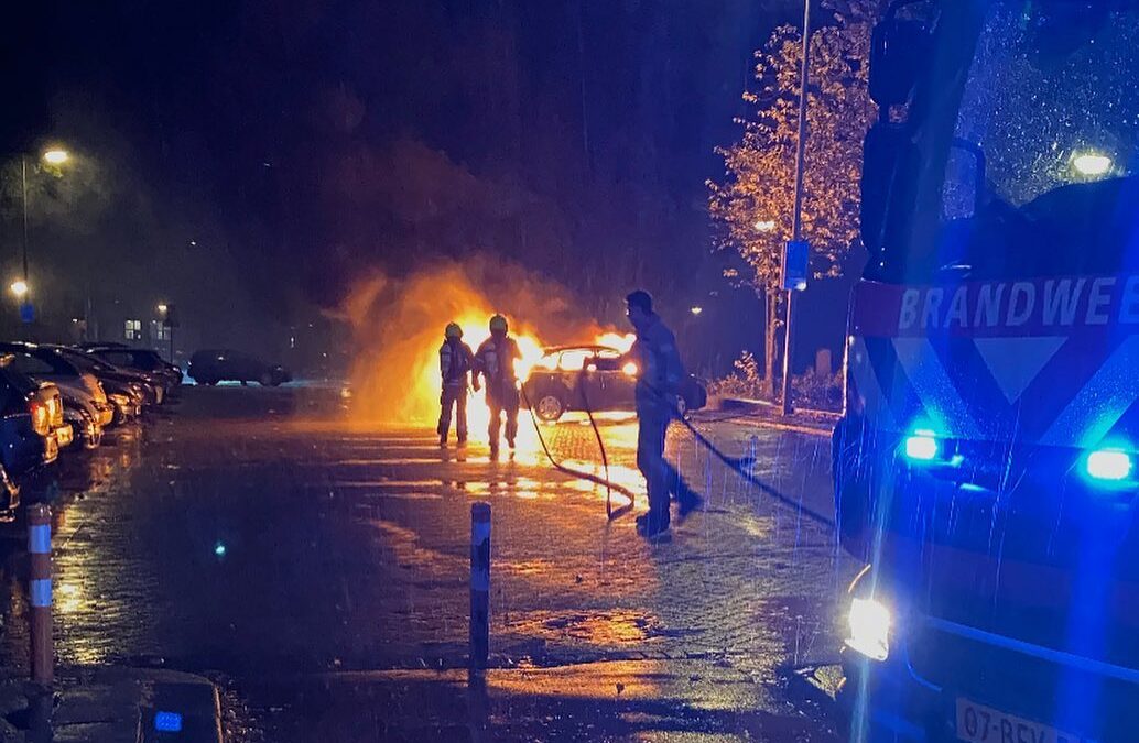 Auto in brand gestoken Putselaan Rotterdam