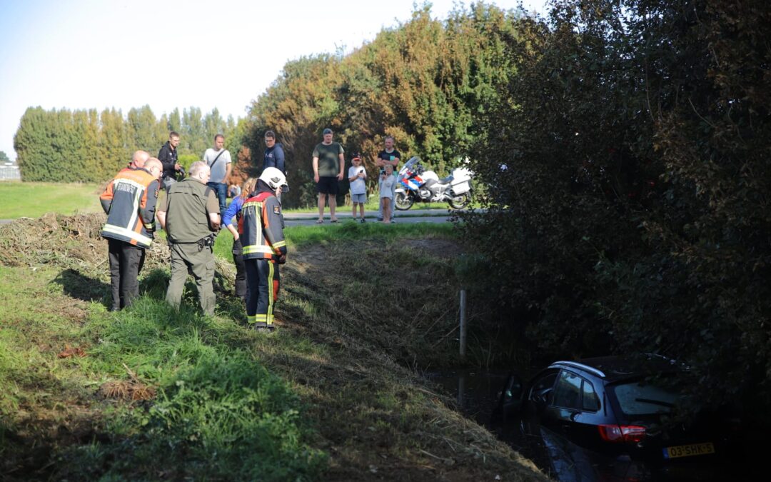 Auto te water van Oudheusdenweg Zevenhuizen