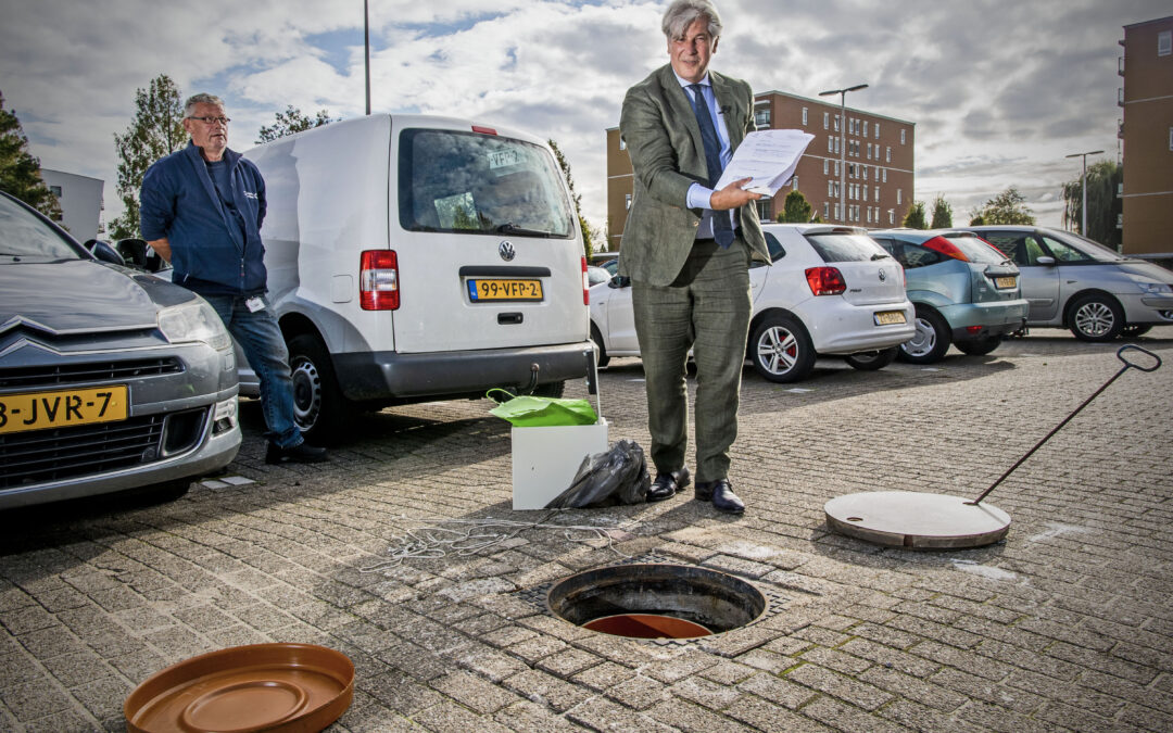 Burgemeester Oskam van Capelle aan den IJssel onthult tijdcapsule uit 2000