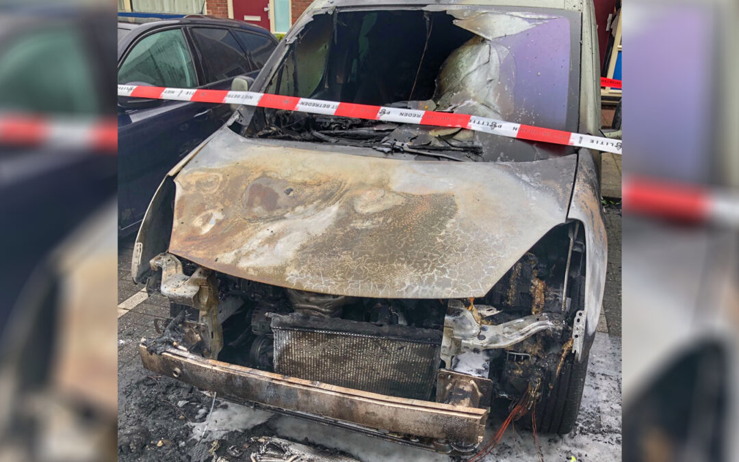 Politie zoekt getuigen na autobrand op Dantestraat in Rotterdam