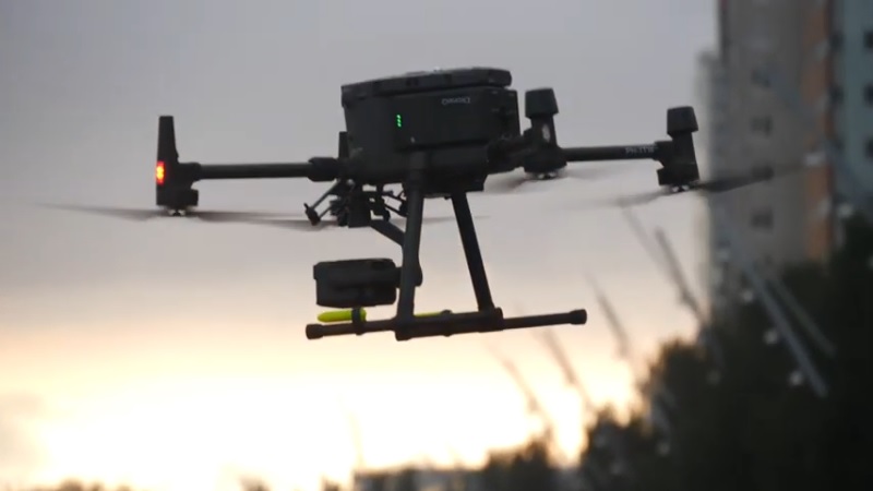 Drone bezorgt pakket op varend binnenvaartschip in Rotterdamse haven