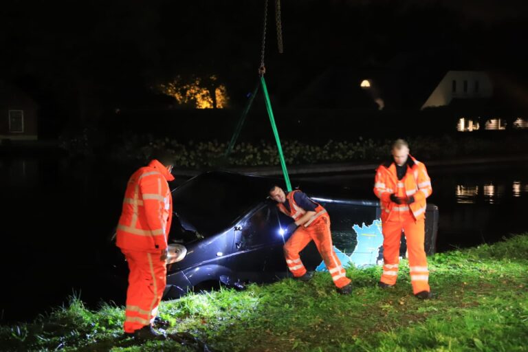 Bestelbus raakt te water Leidsestraatweg Harmelen