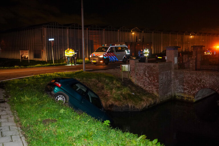 Bestuurder vlucht na te water raken met auto Groendalseweg Bleiswijk