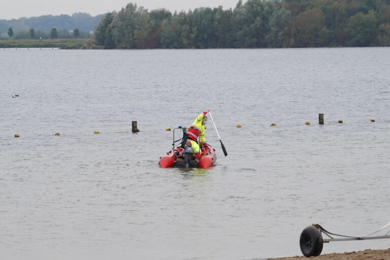 Brandweer zoekt in Zevenhuizerplas naar vermist persoon