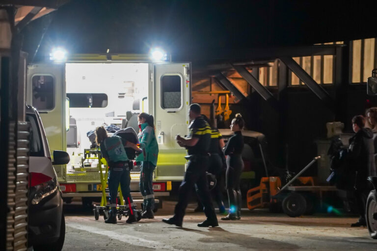 Hulpdiensten rukken uit voor medische noodsituatie manege Kruisweg Ridderkerk