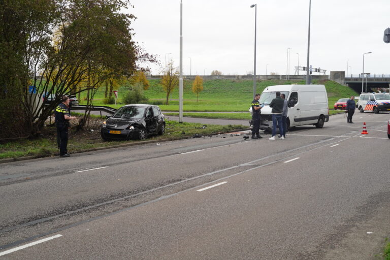 Forse schade na aanrijding tussen bestelbus en auto Hoofdweg Rotterdam