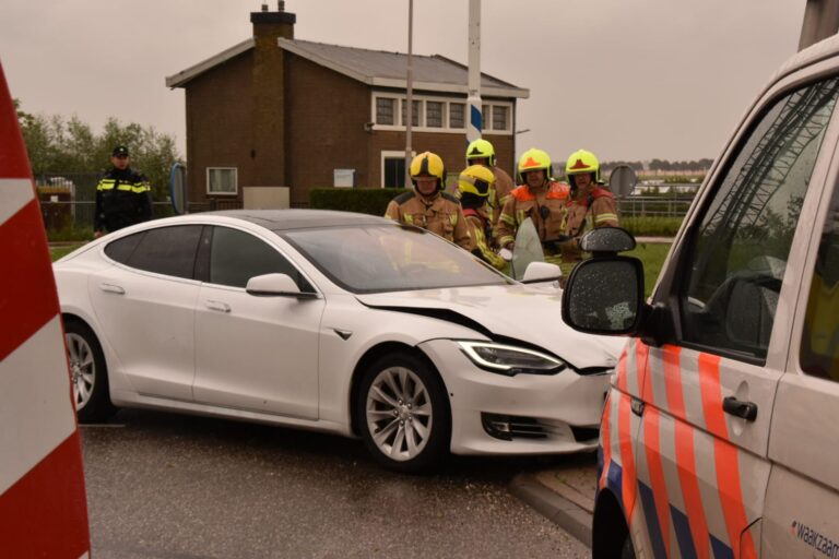 Automobilist ramt lantaarnpaal op rotonde Oostmeerlaan Berkel en Rodenrijs