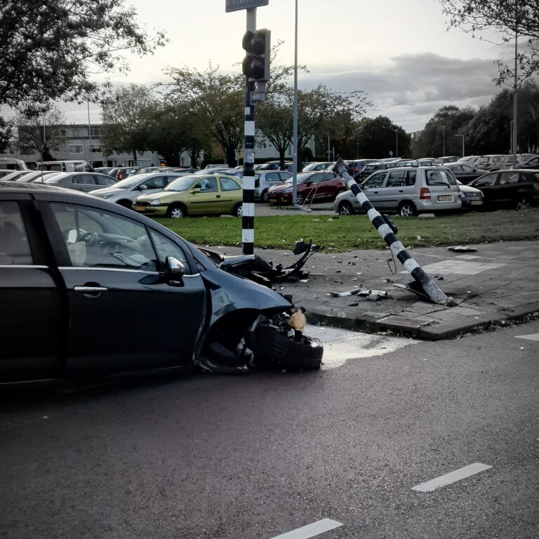 Gestolen auto crasht tegen verkeerslicht na achtervolging Rietkerkweg Rotterdam