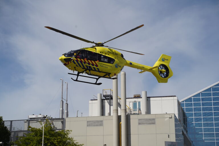 Eerste coronapatiënt vervoerd met “coronahelikopter” van Rotterdam naar Almelo