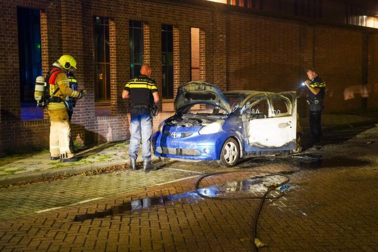 Auto verwoest door brand op Courzandseweg in Rotterdam