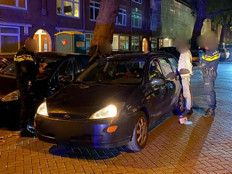 Rotterdamse politie haalt stomdronken bestuurder zonder rijbewijs van de weg