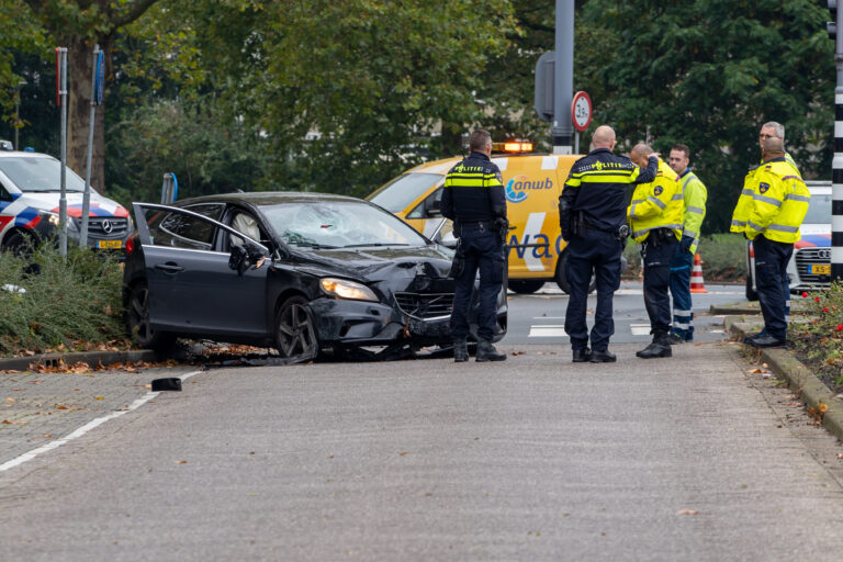 Automobilist rijdt stoplicht uit de grond en vlucht Melanchtonweg Rotterdam