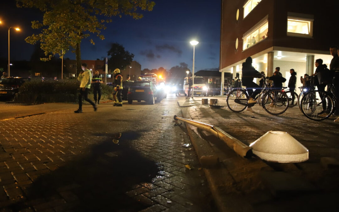 Automobilist rijdt lantaarnpaal omver in Gouda
